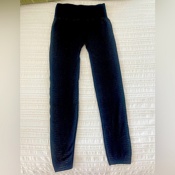 NEW, Black Textured Stretchy Leggings W/ Elastic Tummy Control Sz: L/XL - Picture 2 of 5